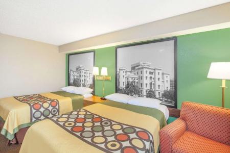 Super 8 by Wyndham LA - 11