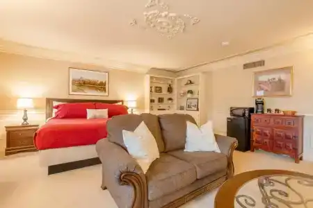 Red Coach Inn - 105