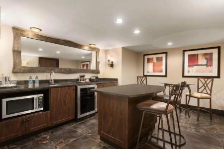 DoubleTree by Hilton Airport - 44