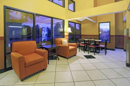 Super 8 by Wyndham Denver Stapleton - 10