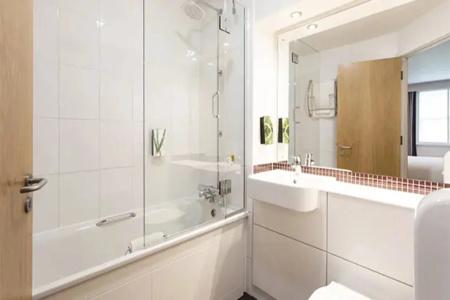 Premier Inn Hanger Lane - 7