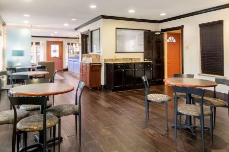 Quality Inn & Suites Dallas-Cityplace - 23