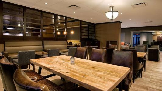 DoubleTree by Hilton & Suites - 23