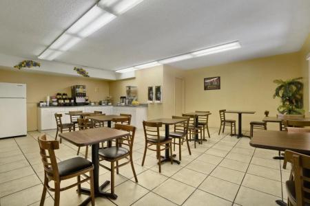 TraveSuites by Wyndham East Gate Orange - 18