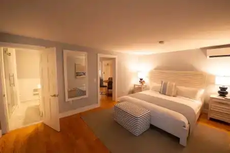 Town & Tide Inn - 68