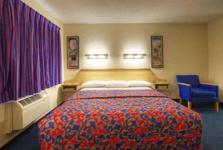 Fairfield Inn and Suites by Marriott Airport - 8