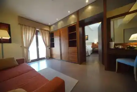 Suites & Residence - 105