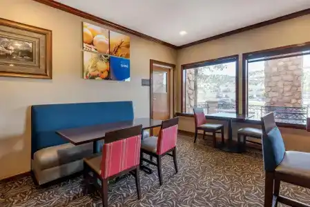 Comfort Inn & Suites - 7