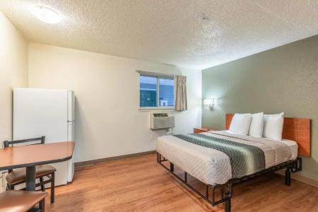 HomeTowne Studios by Red Roof Orlando - Casselberry - 32