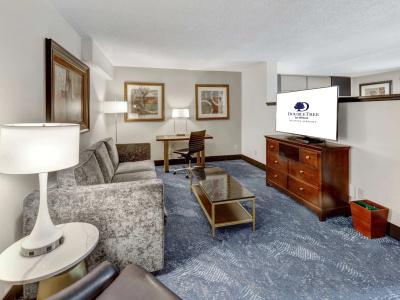 DoubleTree by Hilton Airport - 5