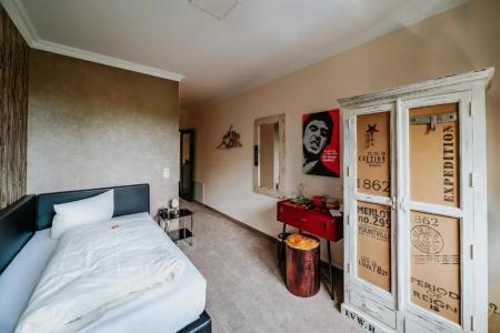 Robrooks Garni - 9