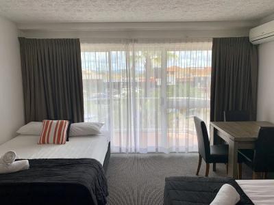 Outrigger Burleigh - 58