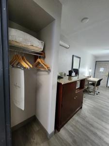 Country Inn & Suites by Radisson, West, KS - 79