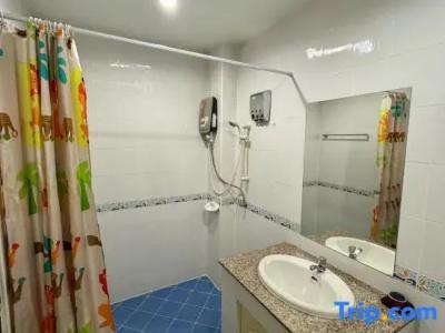 Ananas Phuket Central Hostel - 44