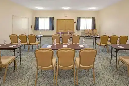 Super 8 by Wyndham Dallas East - 10