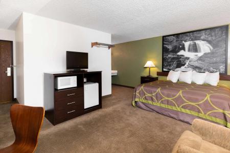 Super 8 by Wyndham/Brooks Street - 3