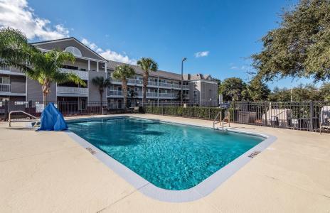 HomeTowne Studios by Red Roof Orlando South - 26