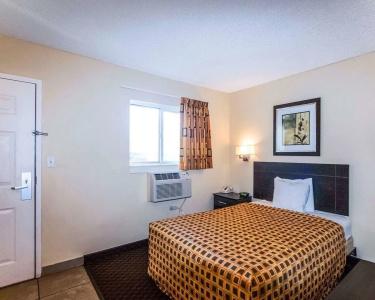 HomeTowne Studios by Red Roof Orlando South - 4