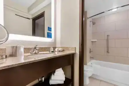 DoubleTree by Hilton - The Yarrow - 28