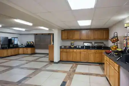Days Inn & Suites by Wyndham - 16