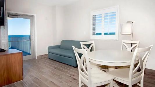 Holiday Inn Express & Suites Beach Beachfront by IHG - 146