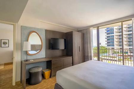Embassy Suites by Hilton Waikiki Beach Walk - 89