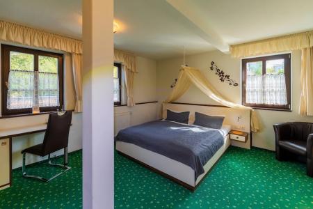 Goldener Hirsch - 32