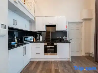 Queensgate Court - 305