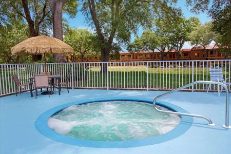 TraveSuites by Wyndham East Gate Orange - 10
