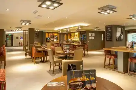 Premier Inn Hendon - The Hyde - 16