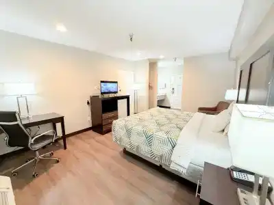 Quality Inn - Airport - 3