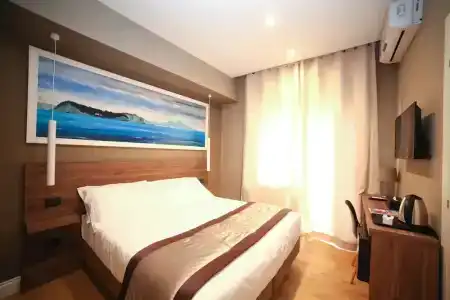 7th Floor Suite - 80