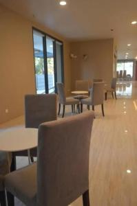 Airport Avenue - 19