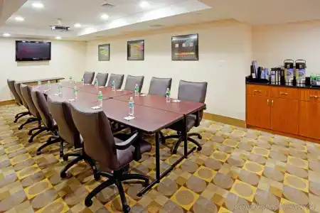 Holiday Inn Express Maspeth, An Ihg - 10