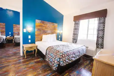 Anaheim Discovery Inn and Suites - 55