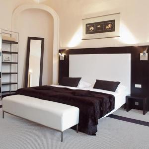 Old Town Square Residence by Emblem - 27