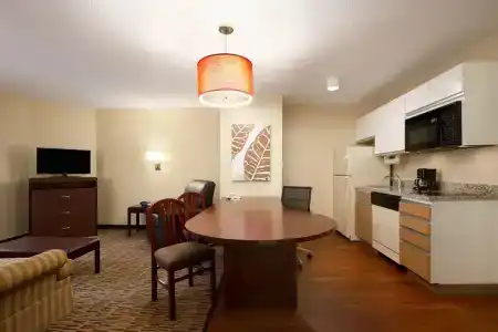 Hawthorn Suites by Wyndham - 16