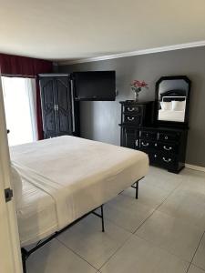 Ramada by Wyndham & Conference Center - 23