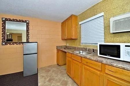 Savannah Inn and Suites - 16