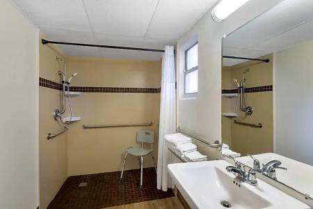 Super 8 by Wyndham Sarasota Area - 25