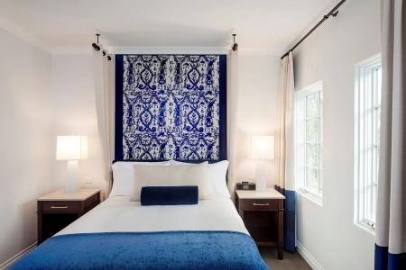 Triada, Autograph Collection - 40