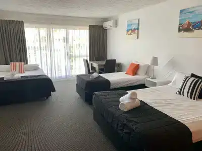 Outrigger Burleigh - 2
