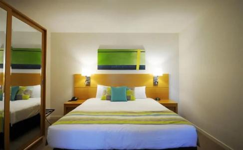 Ramada by Wyndham - 38