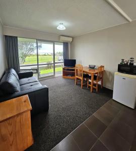 Scenicland Motels - 76