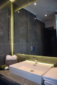 24K Athena Suites - 58