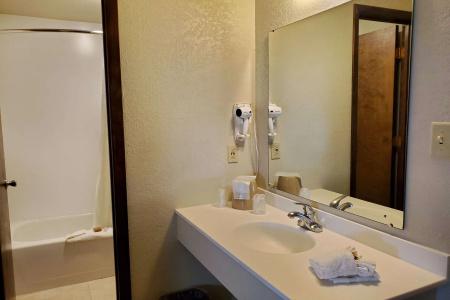 Days Inn and Suites by Wyndham Downtown-University - 7