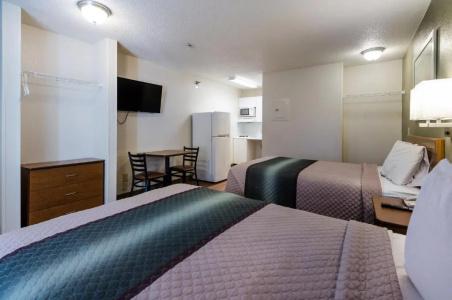 Hometowne Studios by Red Roof - University Pkwy - 23
