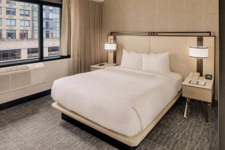 DoubleTree by Hilton & Suites - 34