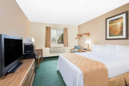 Days Inn & Suites by Wyndham 19th Ave/Airport Dome - 16