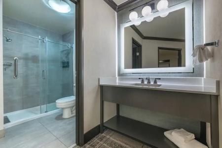 DoubleTree by Hilton - 82